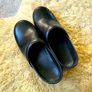 Black Cabrio Professional Dansko clogs size 39 excellent condition